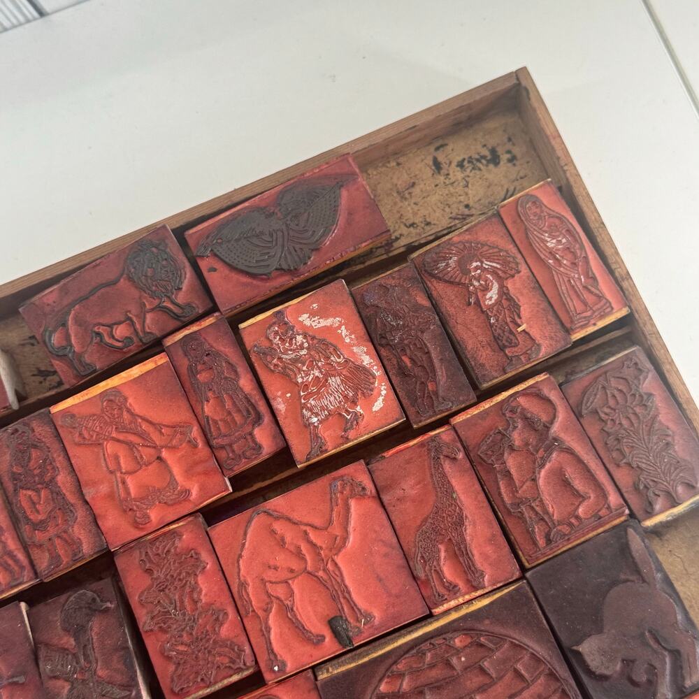 Vintage 1930s Creative Pictured
Printer Ink Stamp Tray with 40
Stamps Rare - Picture 10 of 13